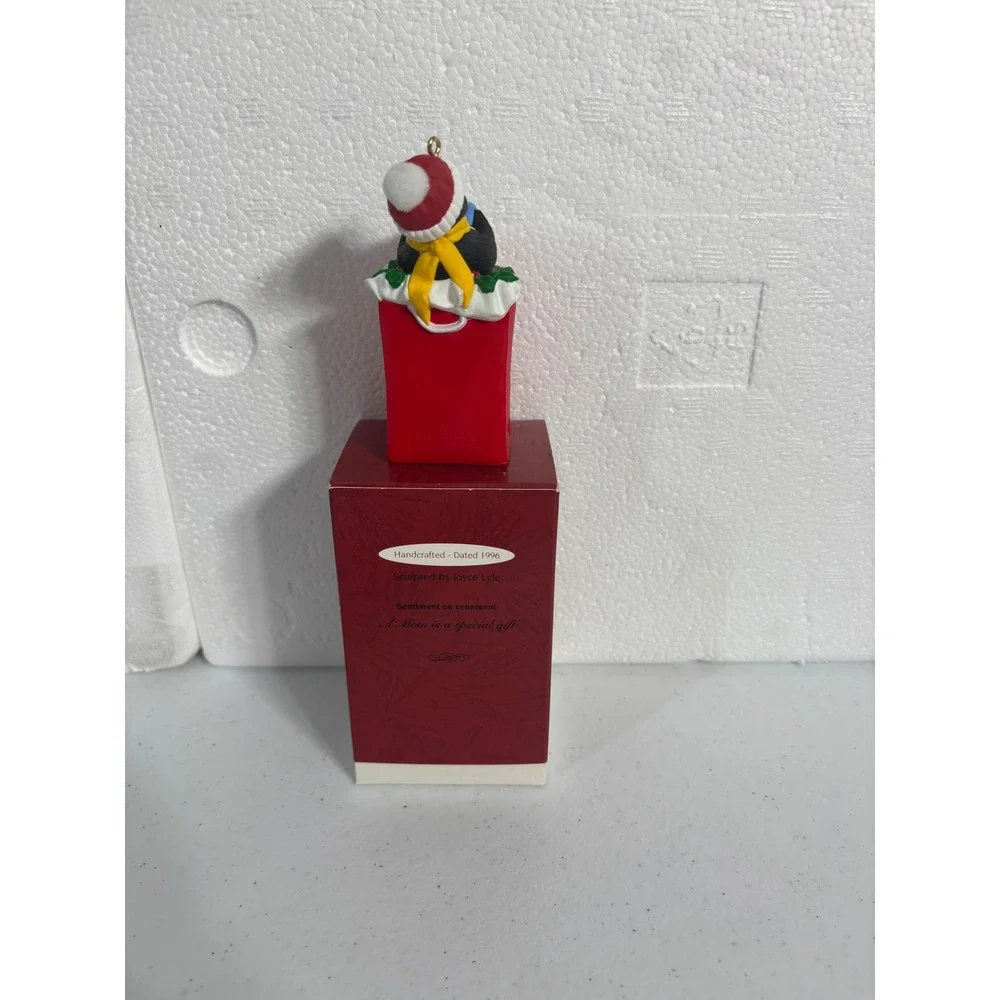 Hallmark Keepsake Ornament A Mom is a Special Gift‎ 1996 Penguin Gift Box